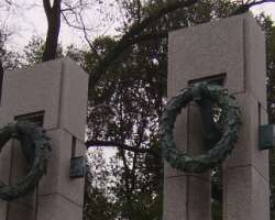 There are two wreaths on each of the columns surrounding the fountain; one is inside while the other is outside. One wrath is made of oak leaves while